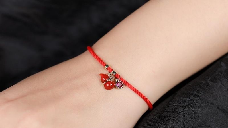 Điểm nhấn của vòng tay là hai viên đá hồng ruby và đỏ tươi